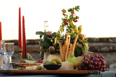 İtalyan aperatifi, peynir, jambon ve meyve.