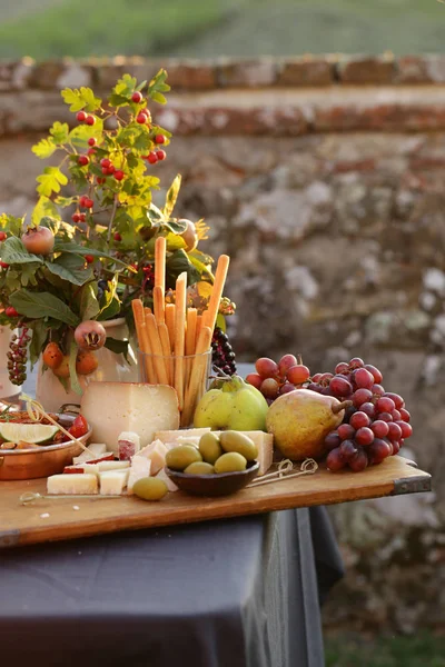 Ιταλικό Ορεκτικό Antipasti Τυρί Ζαμπόν Και Φρούτα — Φωτογραφία Αρχείου