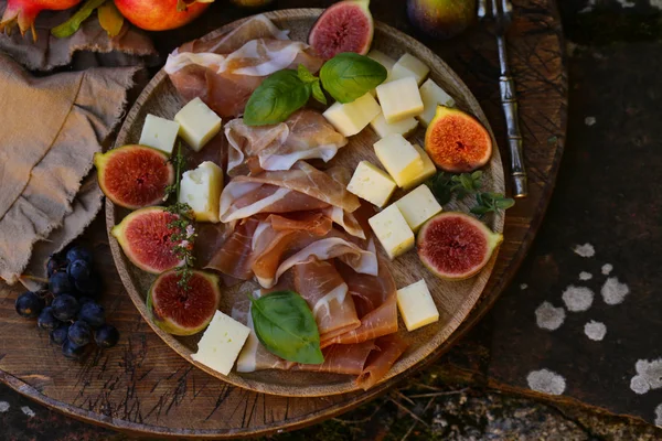 Italienska Aptitretare Antipasti Ost Skinka Och Frukt — Stockfoto