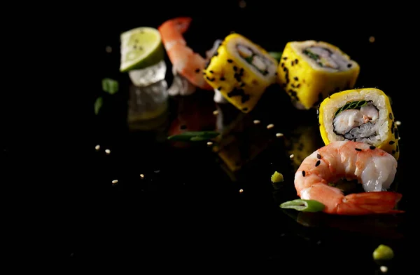 Sushi Broodjes Met Garnalen Een Zwarte Achtergrond — Stockfoto