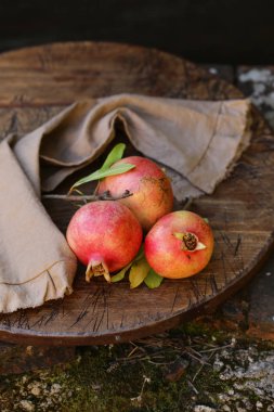 Yapraklı taze organik doğal nar.