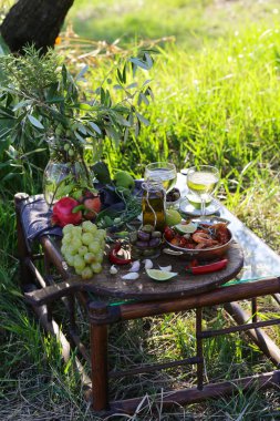 Büyük karidesler, biberli ve otlu bir tavada kızartılıyor.