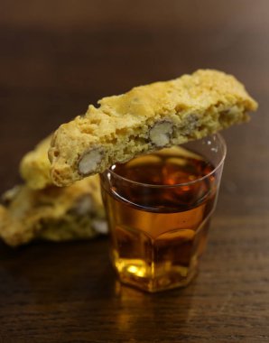 Tatlı olarak İtalyan biscotti kurabiyesi.
