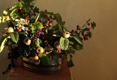 Masa ve iç dekorasyon için sonbahar çiçek düzenlemesi