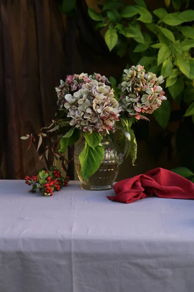 Herbstlicher Blumenschmuck Für Tisch Und Einrichtung — Stockfoto