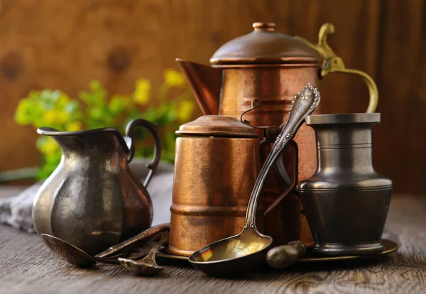 木制背景复古铜制炊具 — 图库照片