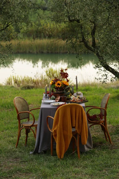 Festliche Herbstliche Tischdekoration Mit Obst Und Käse — Stockfoto
