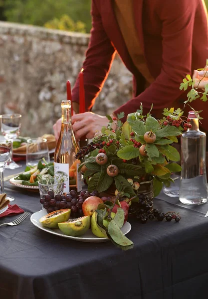 Festliche Herbstliche Tischdekoration Mit Obst Und Käse — Stockfoto