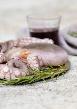 Bitki ve şaraplı taze ahtapot.