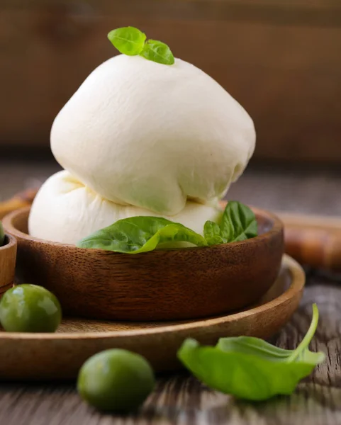 Burrata Mozzarella Mit Basilikumblättern — Stockfoto