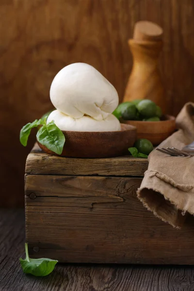 Queijo Burrata Mussarela Com Folhas Manjericão — Fotografia de Stock