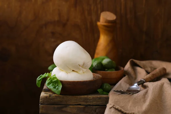 Queijo Burrata Mussarela Com Folhas Manjericão — Fotografia de Stock