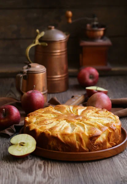 Hausgemachter Frischer Apfelkuchen Auf Einem Holzteller — Stockfoto