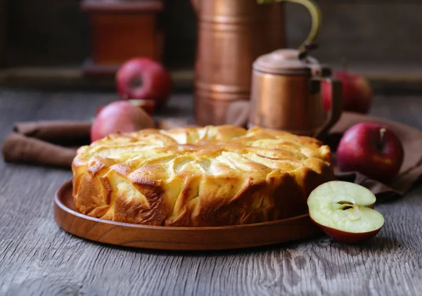 Tarte Aux Pommes Fraîche Maison Sur Une Assiette Bois — Photo