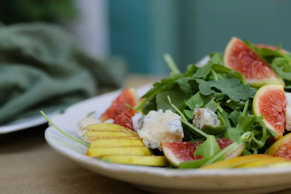 Verse Gastronomische Salade Met Vijgen Kaas Arugula — Stockfoto