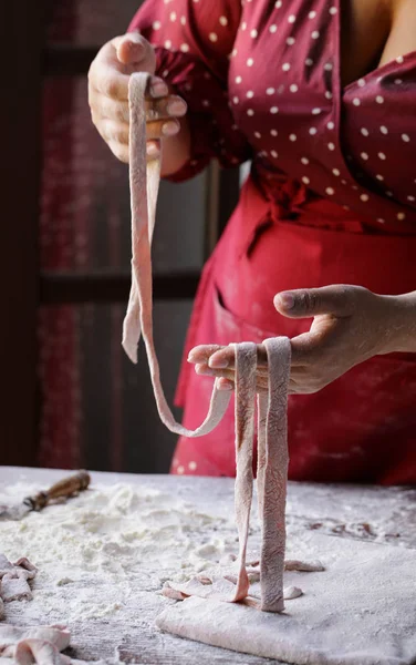 Kvinnliga Händer Med Deg Gör Hemlagad Pasta — Stockfoto