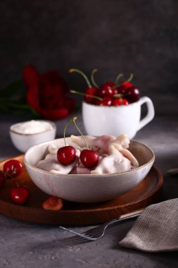 Tahta masada kirazlı hamur tatlısı