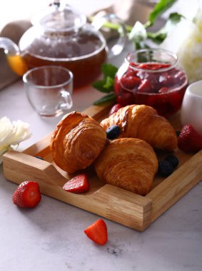 Kahvaltıda taze böğürtlen ve reçelli kruvasan.