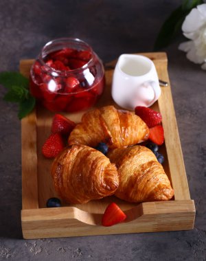 Kahvaltıda taze böğürtlen ve reçelli kruvasan.