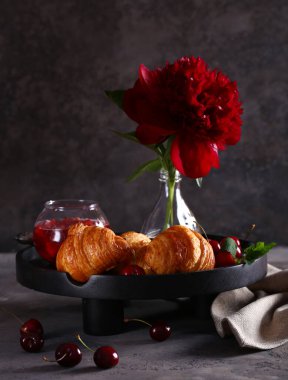 Kahvaltıda taze böğürtlen ve reçelli kruvasan.