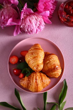 Kahvaltıda taze böğürtlen ve reçelli kruvasan.