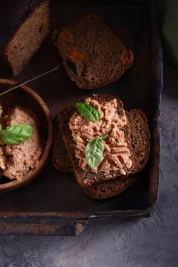 Çavdar ekmeği üzerine et lezzeti ezmesi