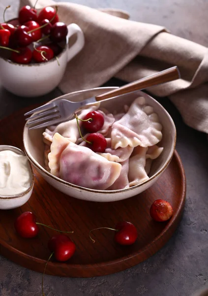 Knödel Mit Kirschen Auf Einem Holztisch — Stockfoto