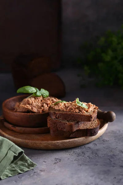 用黑麦面包做小吃的肉食 — 图库照片