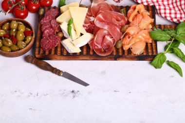 Çeşit çeşit jambon, somon ve salam sosisi - antipasti aperatifi