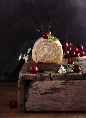 Taze meyveli ev yapımı tatlı rulo