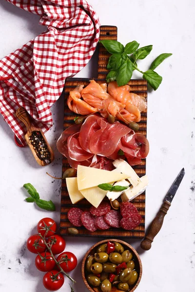 Presunto Variado Salmão Salsicha Salame Aperitivo Antipasti — Fotografia de Stock