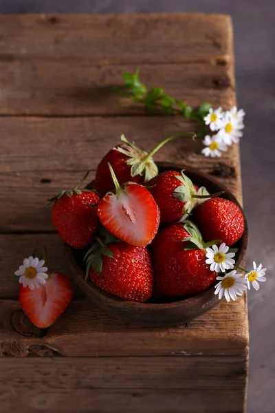 Fresh Organic Strawberries Wooden Bowl — Stock Photo, Image