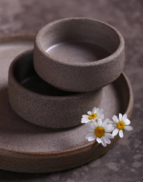 灰色の背景に手作りの陶器工芸品 — ストック写真