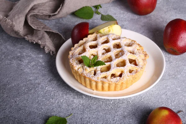 Apfelkuchen Mit Frischem Obst Auf Dem Tisch — Stockfoto