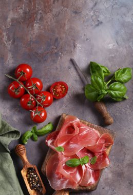 Tahtada taze jambon.