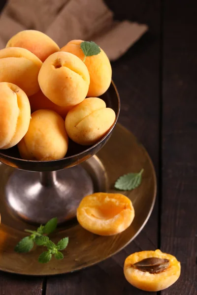 Abricots Bio Mûrs Dans Vase Sur Table — Photo