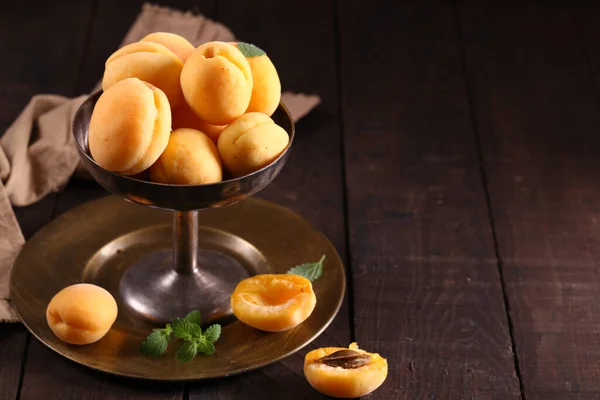 Abricots Bio Mûrs Dans Vase Sur Table — Photo