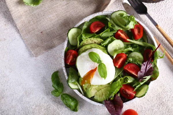 Salada Com Abacate Maduro Para Uma Dieta Saudável — Fotografia de Stock