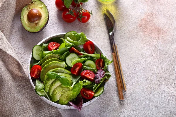 Ensalada Con Aguacate Maduro Para Una Dieta Saludable — Foto de Stock