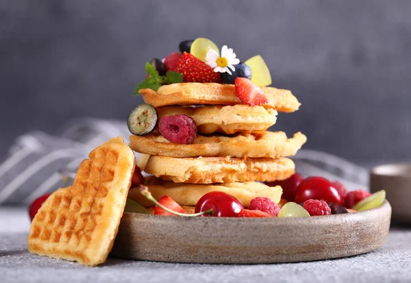 Kahvaltıda Böğürtlenli Taze Belçika Waffle — Stok fotoğraf