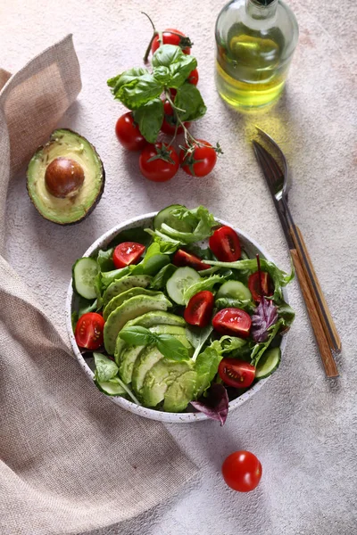 Salat Mit Reifen Avocado Für Eine Gesunde Ernährung — Stockfoto