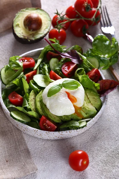 Salat Mit Reifen Avocado Für Eine Gesunde Ernährung — Stockfoto