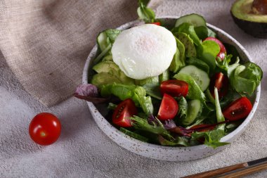 Sağlıklı beslenmek için olgun avokadoyla salata.