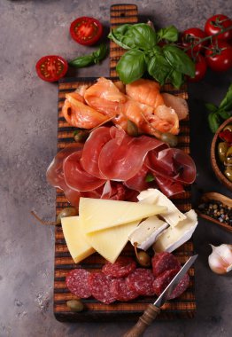 Çeşit çeşit jambon, somon ve salam sosisi - antipasti aperatifi