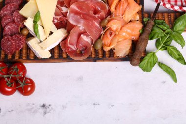 Çeşit çeşit jambon, somon ve salam sosisi - antipasti aperatifi