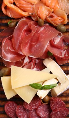 Çeşit çeşit jambon, somon ve salam sosisi - antipasti aperatifi