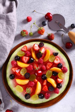 Meyveli karpuz ve taze çilek.