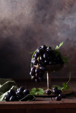 Masadaki vazoda olgun organik üzümler