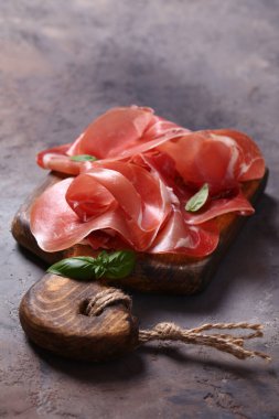 Tahtada taze jambon.