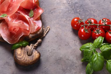 Tahtada taze jambon.